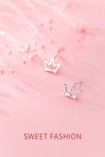 Load image into Gallery viewer, pendientes de plata de ley 925 con forma de corona hueca para mujer, aretes pequeños, Circonia cúbica