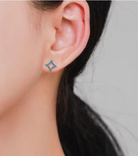 Load image into Gallery viewer, pendientes minimalistas de Plata de Ley 925 para mujer