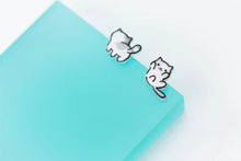 Cargar imagen en el visor de la galería, pendientes de tuerca de gato de la suerte para niña y niño