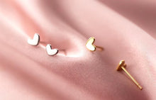 Cargar imagen en el visor de la galería, pendientes sencillos de Plata de Ley 925 con forma de corazón