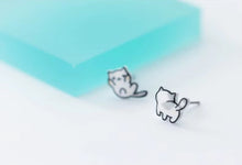 Cargar imagen en el visor de la galería, pendientes de tuerca de gato de la suerte para niña y niño