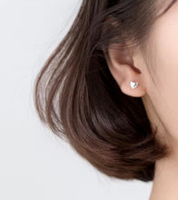 Load image into Gallery viewer, pendientes de plata de ley 925 con corazones brillantes
