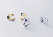Load image into Gallery viewer, Pendientes de aro esmalte negro joyería con estrellas para niñas y mujeres Color oro