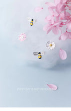 Cargar imagen en el visor de la galería, pendientes de tuerca de abeja y flor para mujer