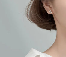 Cargar imagen en el visor de la galería, pendientes de tuerca de Plata de Ley 925 para mujer, joyería fina con diseño de planta semicircula