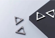 Cargar imagen en el visor de la galería, pendientes minimalistas de Plata de Ley 925 para mujer