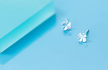 Load image into Gallery viewer, pendientes de plata de ley 925 para mujer, aretes sencillos de trébol de la suerte
