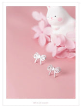 Load image into Gallery viewer, pendientes de plata de ley 925 con forma de lazo para mujer, aretes pequeños