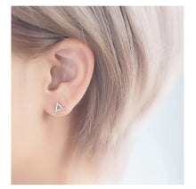 Load image into Gallery viewer, pendientes de plata de ley 925 con forma de triángulo para mujer, aretes pequeños