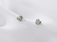 Load image into Gallery viewer, pendientes de plata de ley 925 con corazones de amor, joyería fina con cierre de tuerca