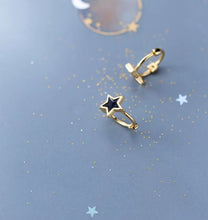 Load image into Gallery viewer, Pendientes de aro esmalte negro joyería con estrellas para niñas y mujeres Color oro