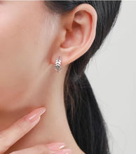 Load image into Gallery viewer, pendientes de tuerca Vintage para mujer, plata de ley 925 chapada en platino