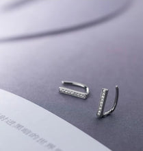 Load image into Gallery viewer, pendientes de plata de ley 925 con forma de U para mujer, joyería fina con forma de letra de circón brillante