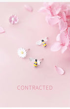 Cargar imagen en el visor de la galería, pendientes de tuerca de abeja y flor para mujer