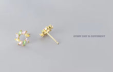 Load image into Gallery viewer, pendientes de tuerca de flor de Sol de cristal colorido para mujer
