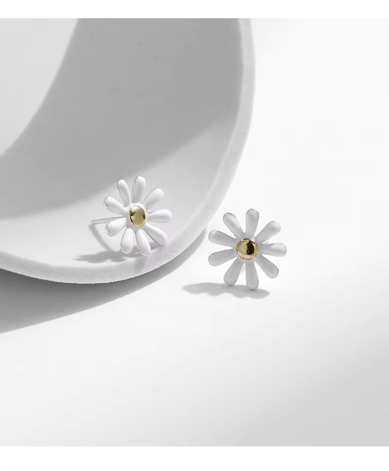 pendientes de plata de ley 925 con diseño de margaritas, aretes sencillos de esmalte blanco