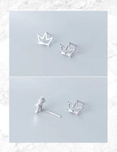 Load image into Gallery viewer, pendientes de plata de ley 925 con forma de corona hueca para mujer, aretes pequeños, Circonia cúbica