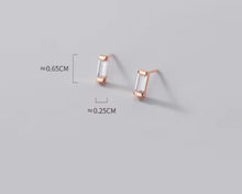 Load image into Gallery viewer, Mini pendientes de plata de ley 100% 925 con circón cuadrado para mujer