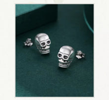 Load image into Gallery viewer, pendientes de plata de primera ley con forma de calavera para hombre y mujer, aretes pequeños