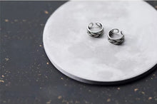Load image into Gallery viewer, Silver Vintage Stripe Clip pendientes encanto elegante 925 Plata de ley pendiente para mujeres
