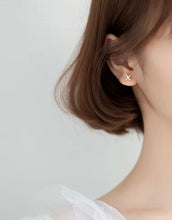 Load image into Gallery viewer, pendientes de tuerca con letras X para mujer, aretes pequeños y bonitos de plata de ley 100%