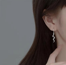 Load image into Gallery viewer, pendientes de plata de ley 925 con forma de serpiente para mujer, aretes colgantes de estilo Vintage