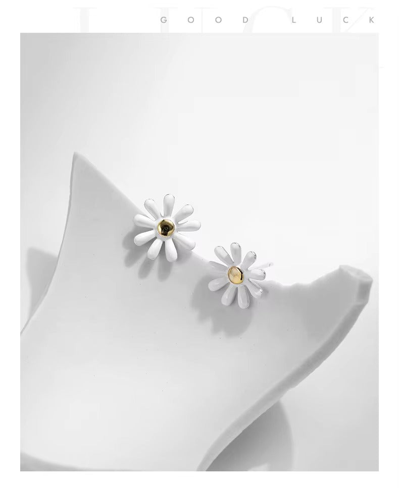 pendientes de plata de ley 925 con diseño de margaritas, aretes sencillos de esmalte blanco