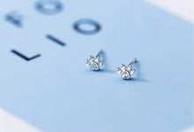 Cargar imagen en el visor de la galería, pendientes pequeños de Plata de Ley 925 con forma de pata de gato para mujer, joyería fina hipoalergénica