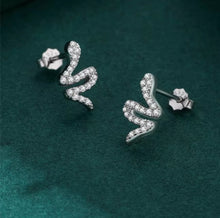 Cargar imagen en el visor de la galería, pendientes de plata esterlina 925 para mujer, aretes brillantes de serpiente de circonia cúbica