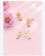 Cargar imagen en el visor de la galería, pendientes de tuerca de plata de ley 925 para mujer, joyería de flor de margarita esmaltada