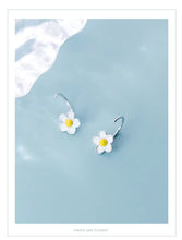 Load image into Gallery viewer, pendientes de plata de ley 925 para mujer, aretes de planta esmaltada, joyería fina, color blanco