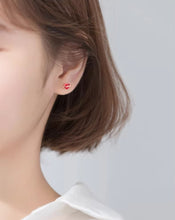 Load image into Gallery viewer, pendientes de plata de ley 925 para mujer, joyería fina con cierre de tuerca, piedra roja CZ