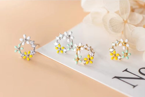 pendientes de tuerca de tres pequeñas flores para mujer