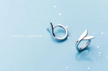 Cargar imagen en el visor de la galería, Venta caliente elegante Fox Tail Hoop pendientes para mujeres