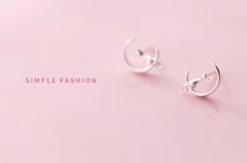 Simple lindo gato Luna pendientes encanto 925 Plata de Ley Animal cola pequeña joyería para mujeres