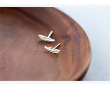 Cargar imagen en el visor de la galería, Venta caliente 925 Plata de Ley suerte moda romántica Simple pluma árbol hoja Stud pendientes para mujer