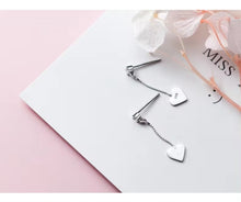Load image into Gallery viewer, pendientes de plata esterlina 925 auténtica para mujer, aretes colgantes de corazones de línea Simple