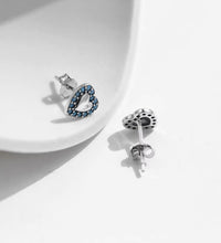 Load image into Gallery viewer, pendientes de plata de ley 925 con corazones pequeños, joyería fina clásica y apilable para mujer