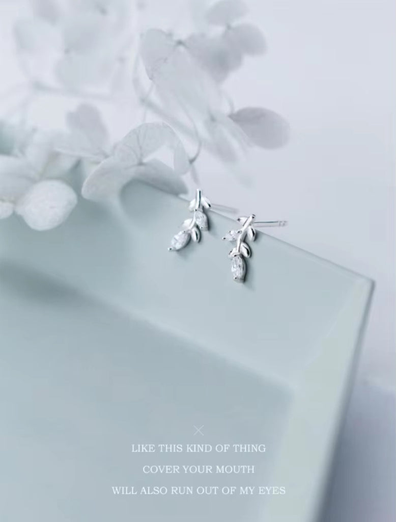 pendientes de tuerca de árbol de hojas pequeñas y lindas para mujer