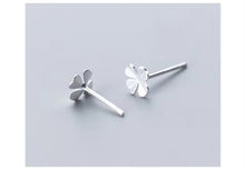 Load image into Gallery viewer, pendientes de plata de ley 925 para mujer, aretes sencillos de trébol de la suerte