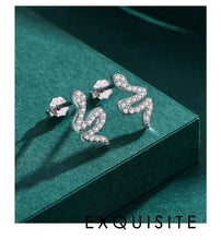 Cargar imagen en el visor de la galería, pendientes de plata esterlina 925 para mujer, aretes brillantes de serpiente de circonia cúbica