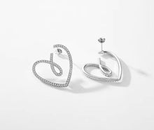 Load image into Gallery viewer, pendientes de plata de ley 925 para mujer, joyería hipoalergénica con forma de corazón de línea CZ transparente