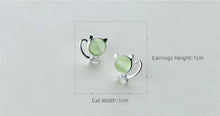 Load image into Gallery viewer, pendientes de plata de ley 925 con forma de gato de la suerte para niños, joyería de cristal verde