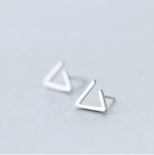 Cargar imagen en el visor de la galería, riángulo geométrico clásico Simple pequeños pendientes de perno lindo 925 Plata de Ley