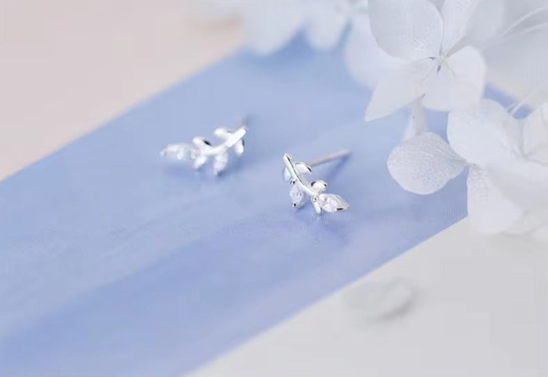 pendientes de tuerca de árbol de hojas pequeñas y lindas para mujer