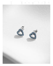 Load image into Gallery viewer, pendientes de plata de ley 925 con corazones pequeños, joyería fina clásica y apilable para mujer