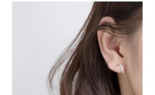 Load image into Gallery viewer, pendientes de plata de ley 925 auténtica para mujer, joyería fina Simple y fina con forma de cruz