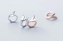 Cargar imagen en el visor de la galería, Venta caliente elegante Fox Tail Hoop pendientes para mujeres