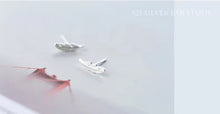 Cargar imagen en el visor de la galería, Venta caliente 925 Plata de Ley suerte moda romántica Simple pluma árbol hoja Stud pendientes para mujer