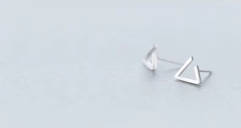 riángulo geométrico clásico Simple pequeños pendientes de perno lindo 925 Plata de Ley
